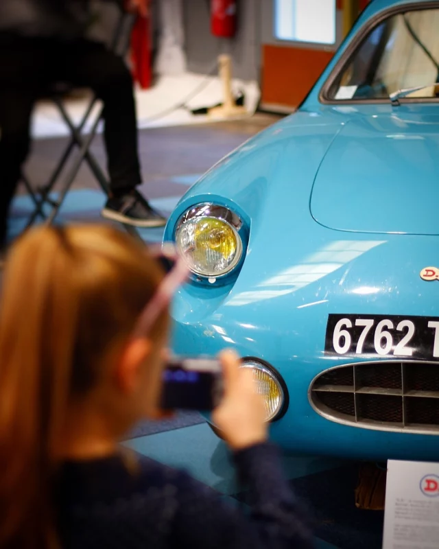 Un bond dans le temps au salon passion rétro à Rennes !

Ce week-end, on a remonté le temps au Parc Expo de Rennes pour le salon passion rétro.
Entre les courbes élégantes des modèles des années 50, aux petites citadines pleines de charme, c’était un véritable festival de nostalgie sur quatre roues !

Ambiance rétro, passionnés en tenues d’époque, moteurs qui ronronnent et stands plein de trésors… 

On en a pris plein les yeux et Elaïs s’est bien amusée à prendre des photos comme maman. 😅

Il y avait quelques coups de cœur qu’on aurait bien ramenés à la maison !

#salonretropassion #rennes #parcexporennes #passionauto #rennesparcexpo #salonretropassionrennes #salon2025 #rennes2025 #rennesvintage #voiturevintage