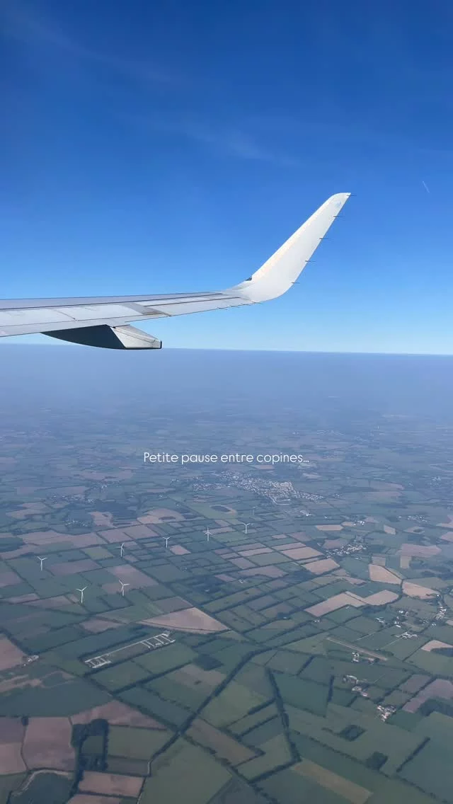 On décolle pour Barcelone ! 🌴✈️

Les valises sont bouclées, les lunettes de soleil sont prêtes… et nous aussi ! 😎

Direction Barcelone entre copines pour des journées de soleil, de rires et d’aventures ! ☀️

#girltrip #barcelone #entrecopines #instantsprecieux #rennes #nantes #laval #longweekend #weekend